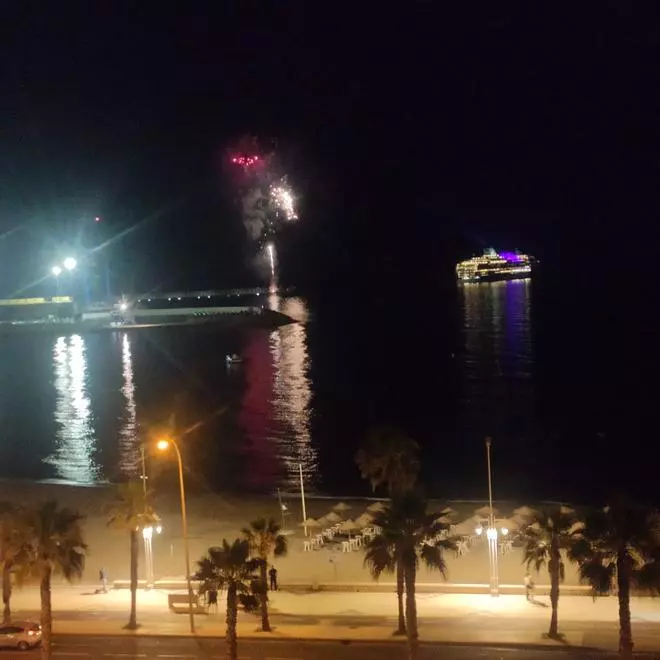 Los fuegos artificiales por el bautizo de un crucero en el Puerto indignan a los malagueños