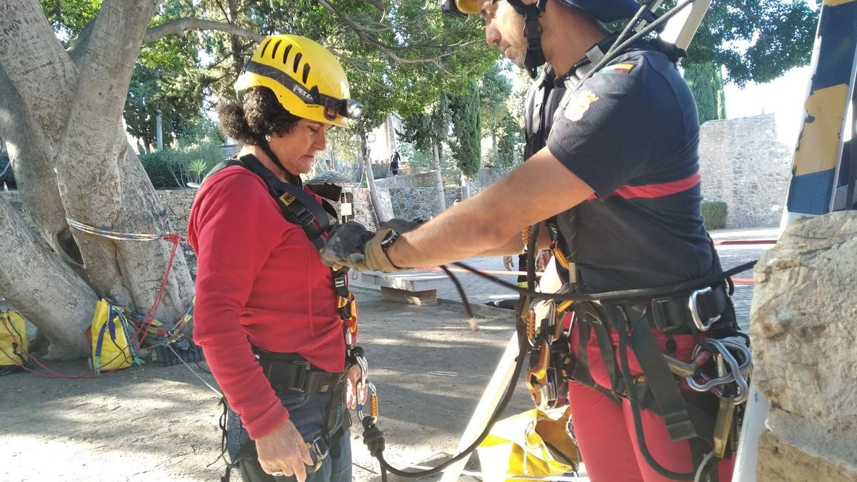 Los bomberos  inspeccionan dos pozos en la Alcazaba y Gibralfaro. Foto: Alejandro Santana Almendro