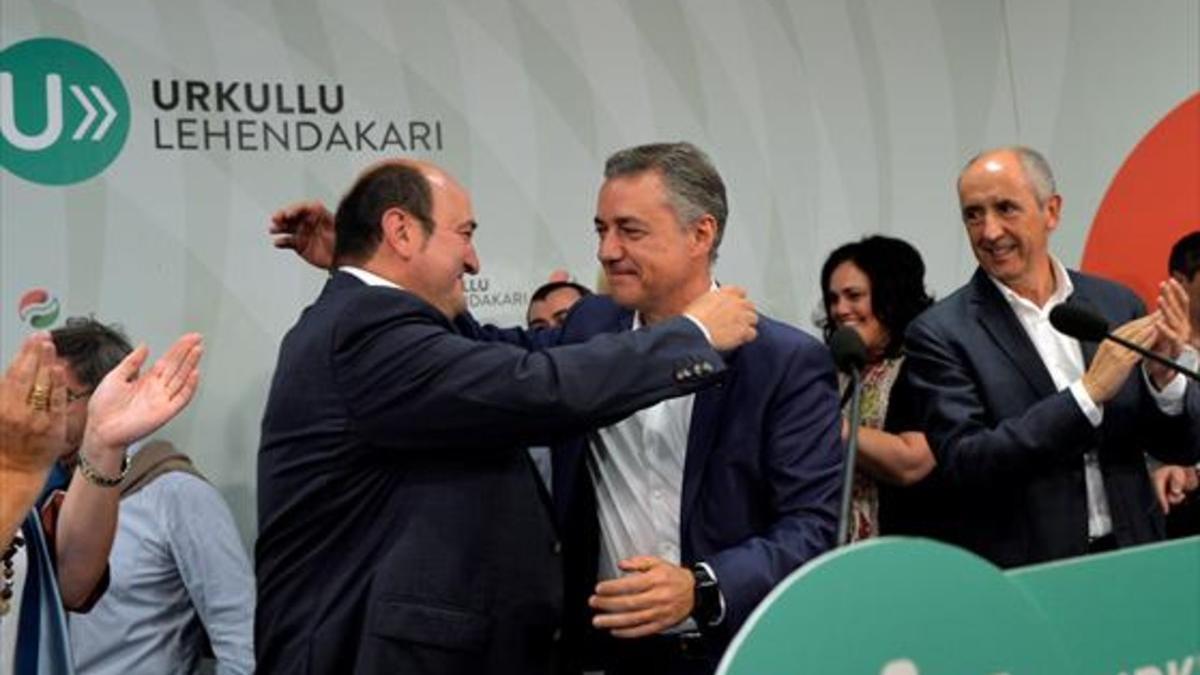 Andoni Ortuzar, presidente del PNV, felicita al candidato a lendakari Iñigo Urkullu.