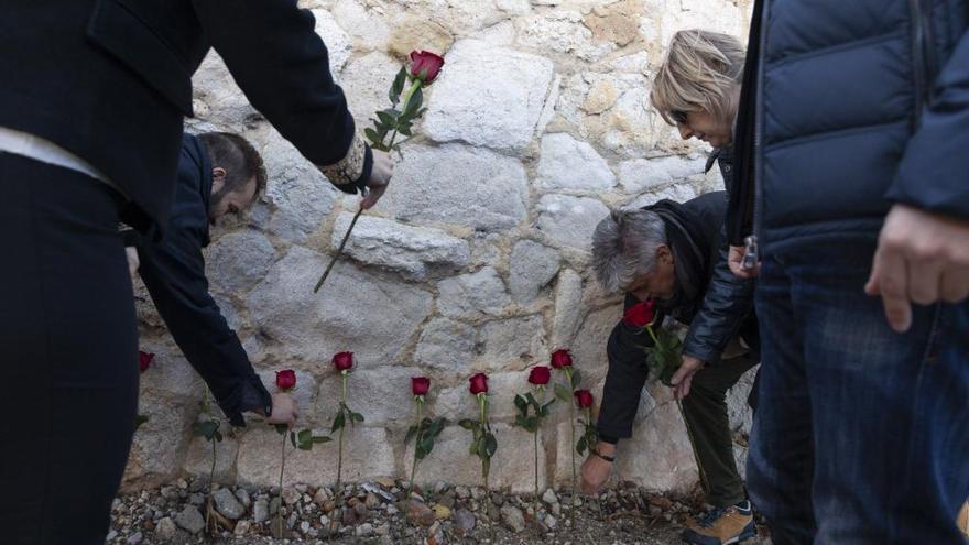 Miembros del PSOE de Zamora depositan rosas rojas en el cementerio de San Atilano.