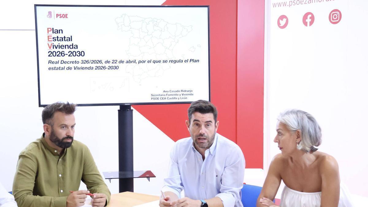 De izquierda a derecha, el portavoz municipal David Gago; el secretario general del PSOE de Zamora, Antidio Fagúndez; y la responsable autonómica de Vivienda del PSOE, Ana Casado, en una reunión en la sede socialista de Zamora..