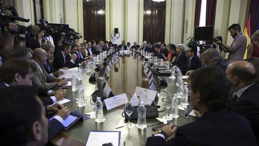 Reunión de la ministra de Agricultura, ayer, con representantes del sector lácteo.