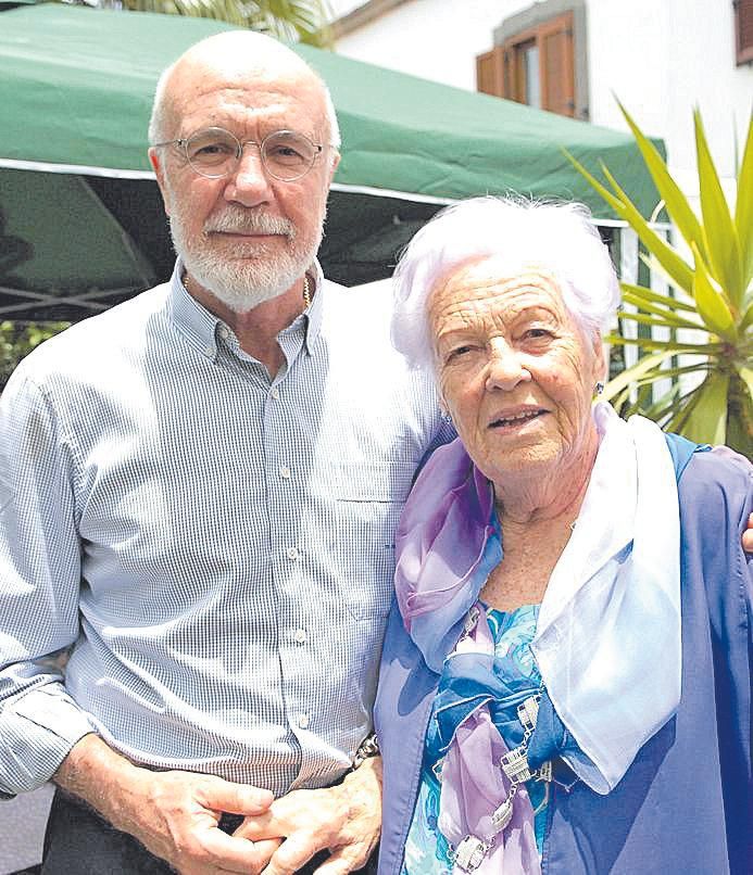 En 2012 con su madre en Canarias.