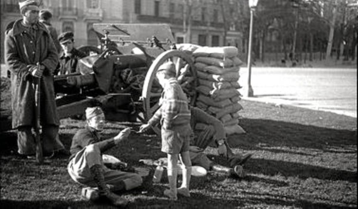 Imatge del llibre. Un casadista vigila un reu comunista que comparteix el ranxo amb un nen a Madrid. Imatge del llibre. Un casadista vigila un reu comunista que comparteix el ranxo amb un nen a Madrid.