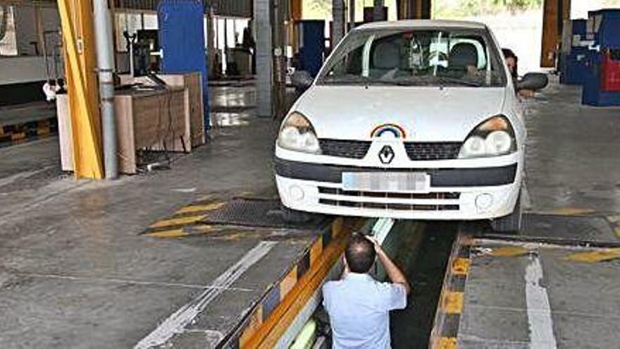 Un trabajador de la ITV de Santa Gertrudis durante la inspección de un vehículo.