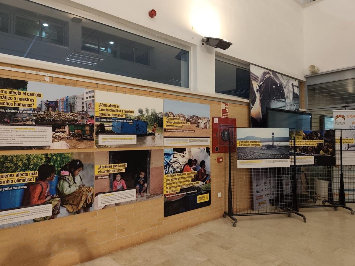 Varios paneles de la exposición Crisis climática y derechos humanos de Aministía Internacional Córdoba y la asociación de vecinos Los Califas, de Poniente Sur.