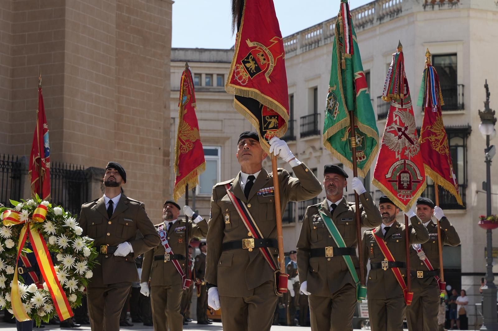 Militares participan en el homenaje a la bandera celebrado en la plaza de España.