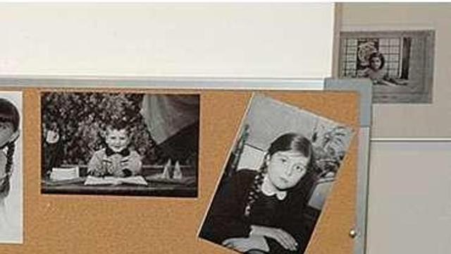 Lola Rodal na exposición "As escolas de Cangas", organizada por A Cepa.