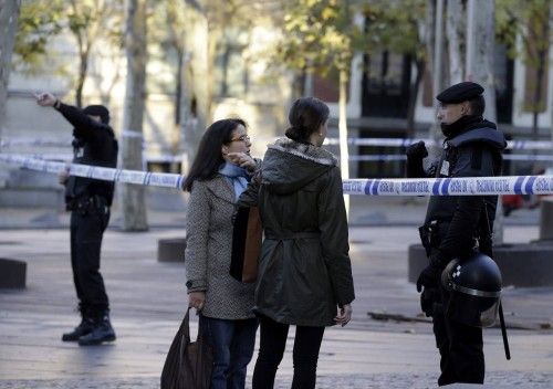 Empotra un coche con bombonas de butano en la sede del PP de Madrid.