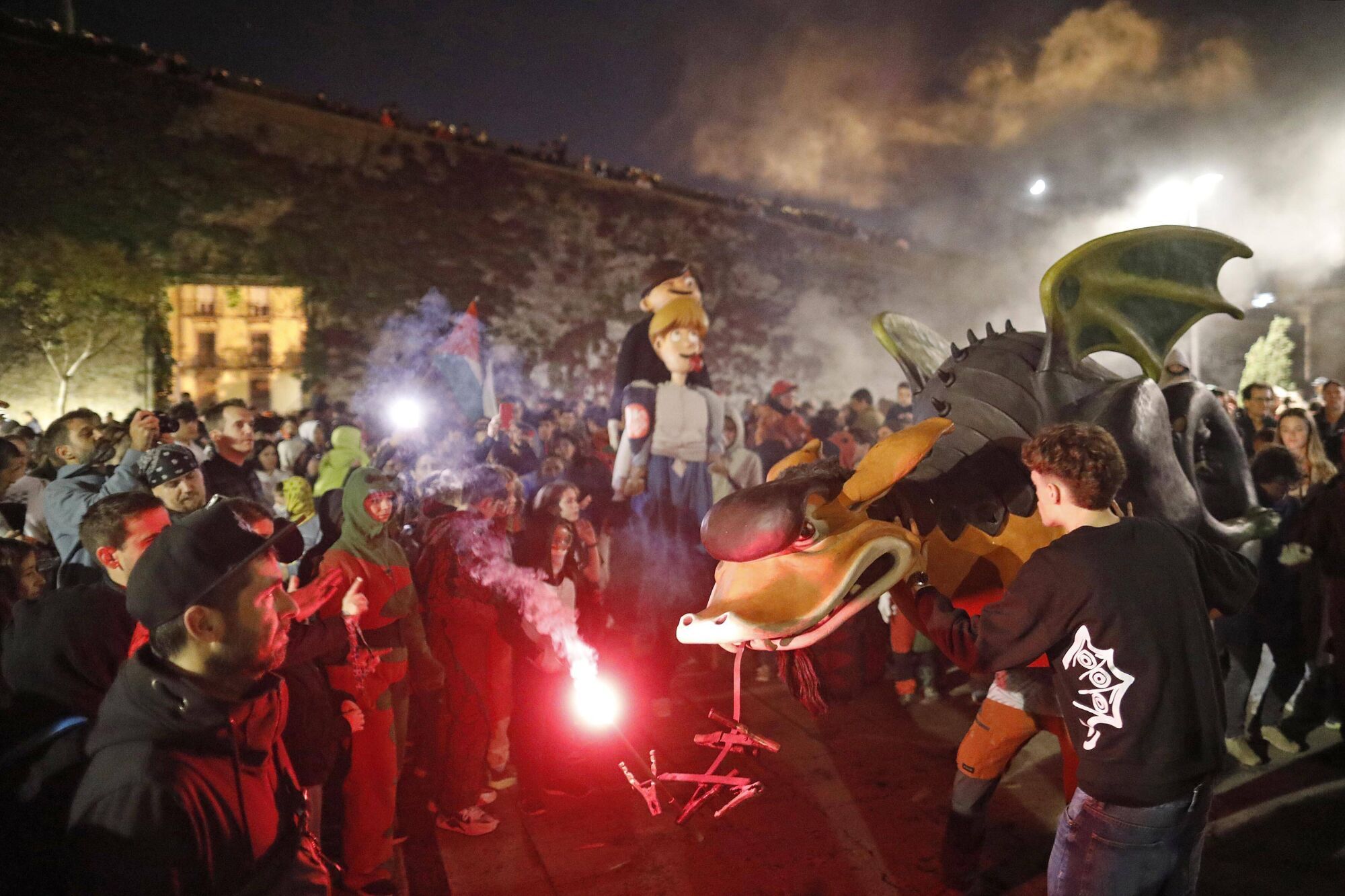Girona. Plaça de Jacint Verdaguer. Cercavila La negra nit 2025.
