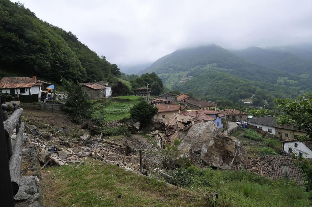 Un argayo obliga a desalojar un pueblo en Lena