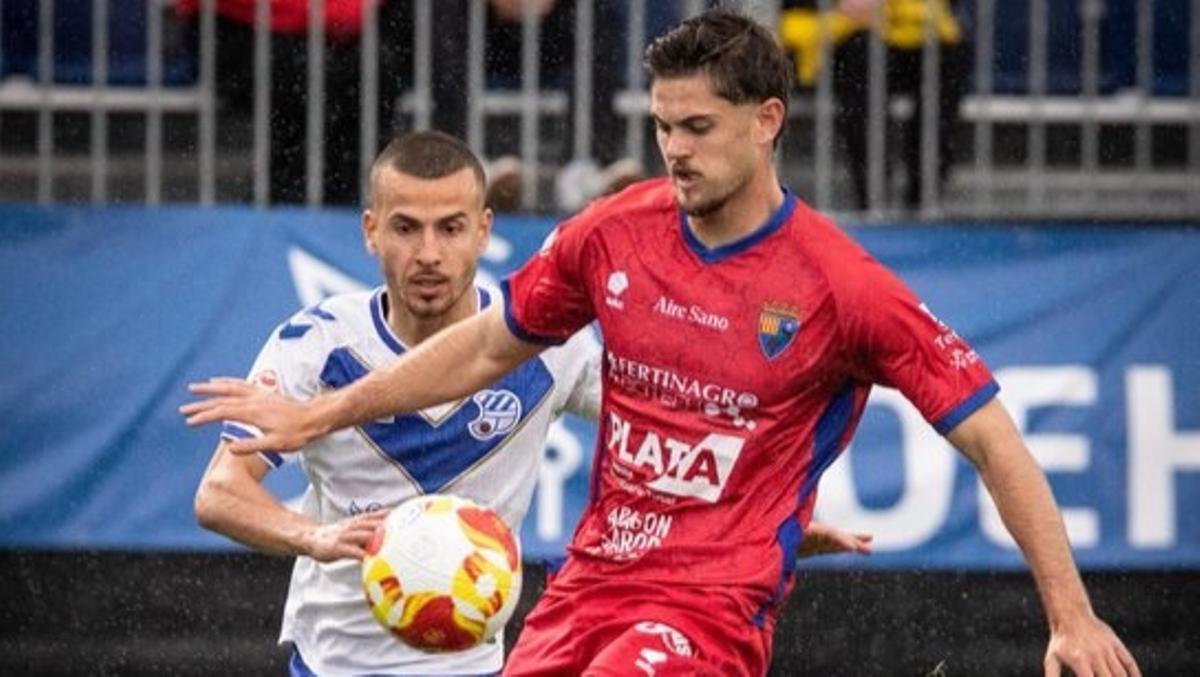 Un jugador del Teruel controla el balón durante el partido ante el Europa.