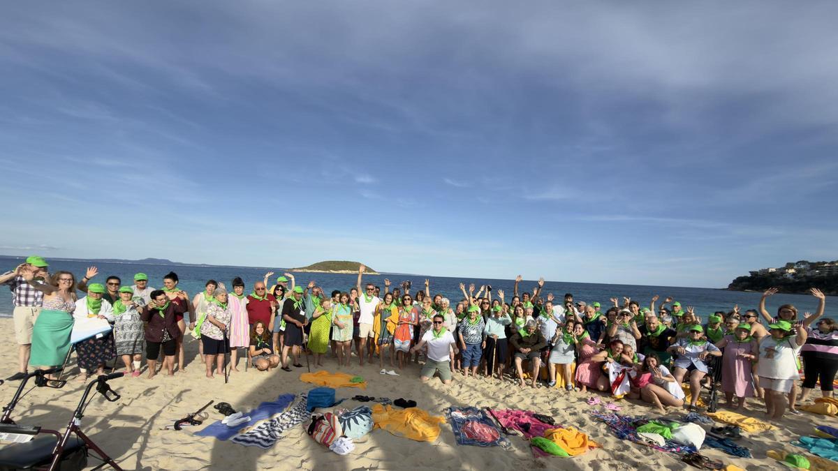 Todos posan en la playa de Magaluf después de disfrutar durante una hora  del agua y de la arena.