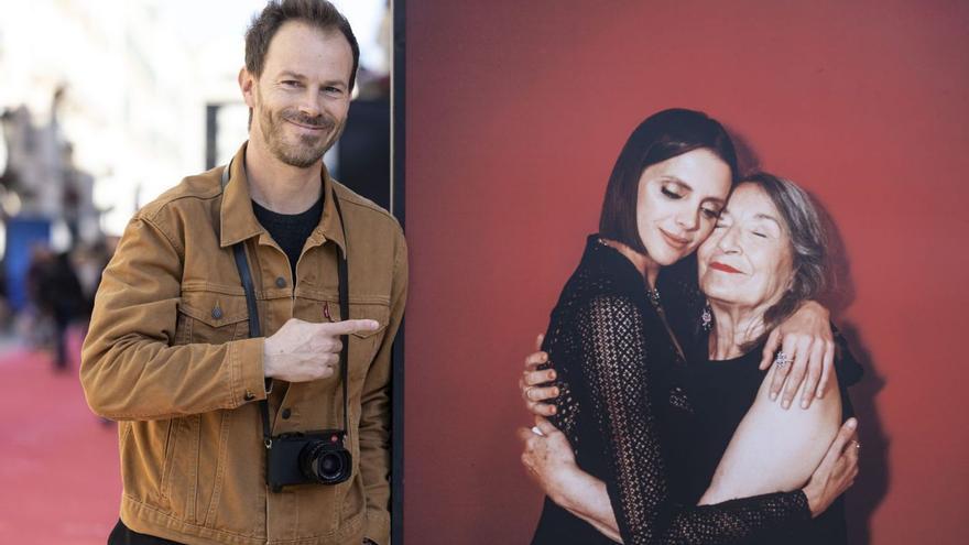 Lafuente, posando con una de sus fotos, protagonizada por Macarena Gómez y Petra Martínez.