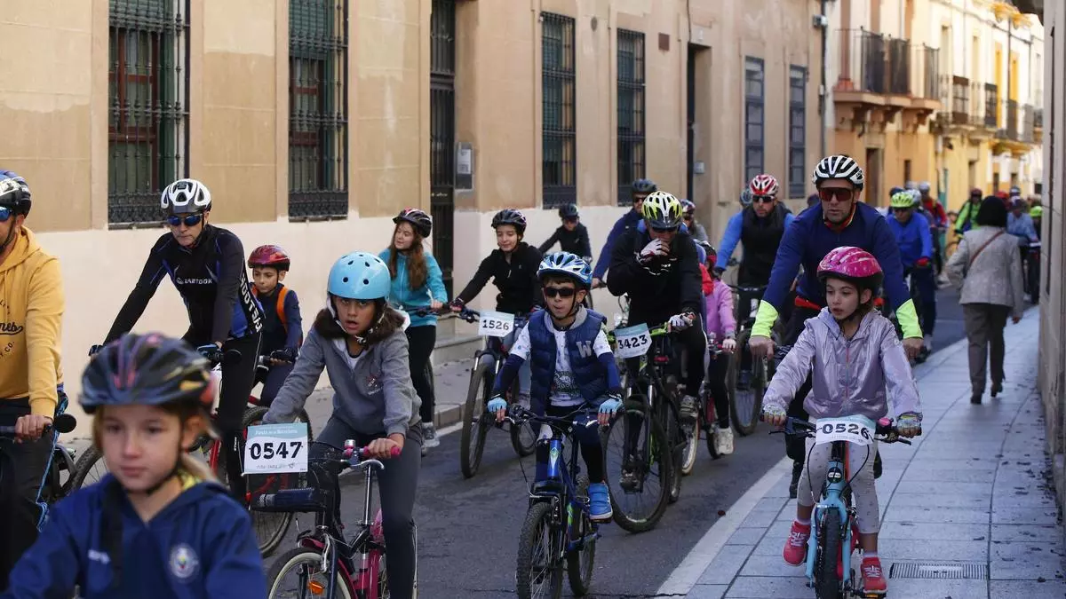 4.000 ciclistas toman las calles de Cáceres por el Día de la Bicicleta