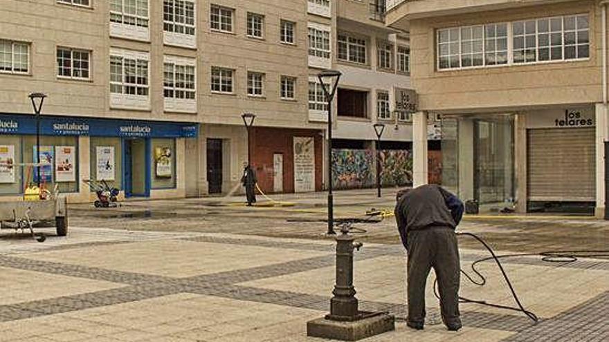 Trabajos de limpieza en una plaza de Betanzos.