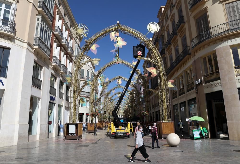 Una vez instalada la estructura los operarios se encargan ahora de colocar los elementos que componen la cúpula luminosa del alumbrado.