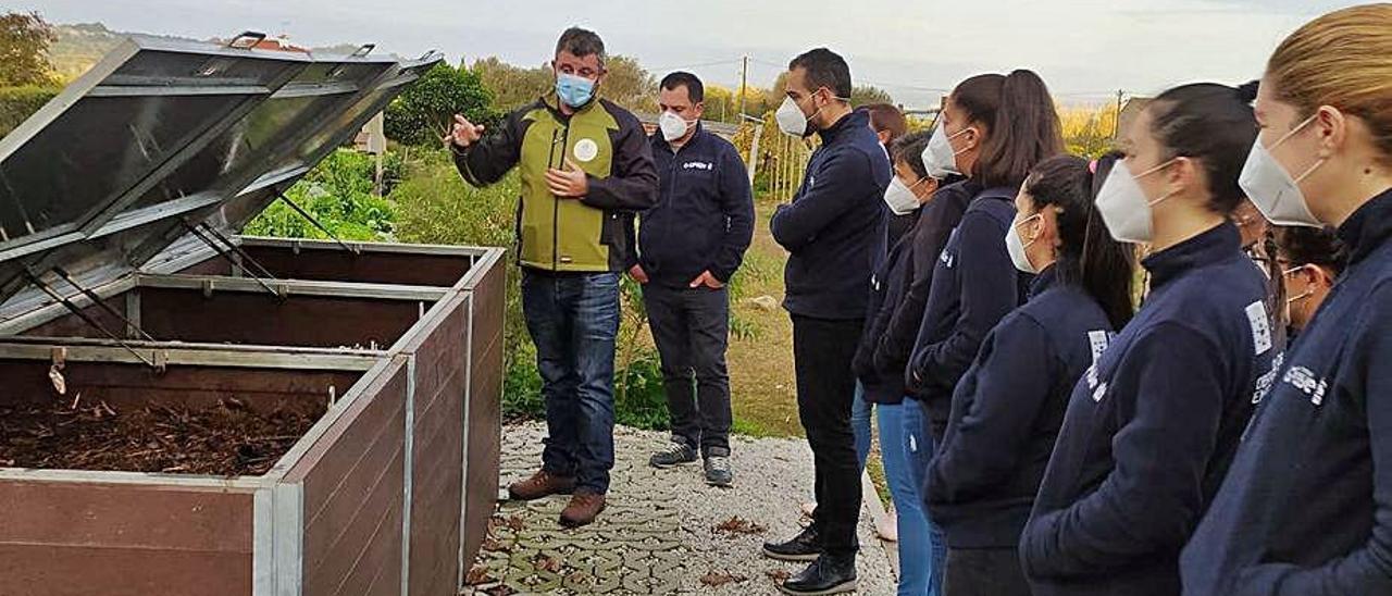 Los alumnos del obradoiro durante la explicación.