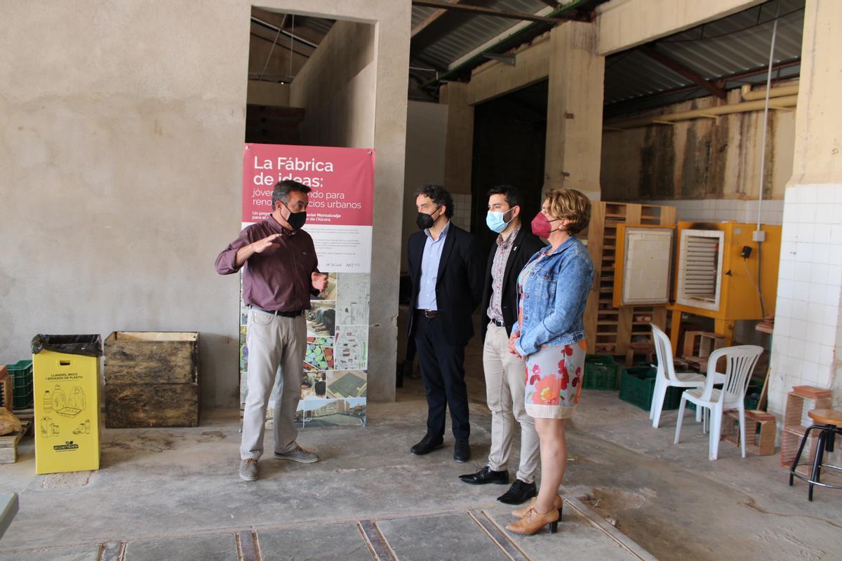 Otra imagen de la visita de Colomer a la Real Fábrica.