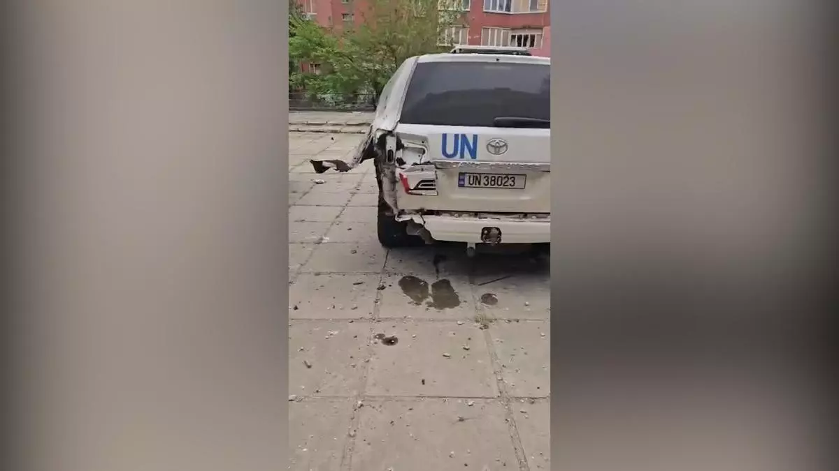 Así han quedado varios vehículos de la Oficina de las Naciones Unidas para la Coordinación de Asuntos Humanitarios tras un ataque con dron ruso
