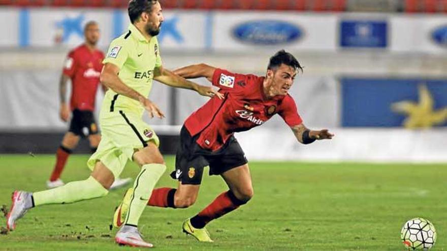 Moutinho persigue el balón junto a un jugador del Levante durante el Ciutat de Palma del martes.