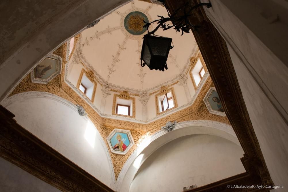 José López, alcalde de Cartagena, visita la Catedral Vieja