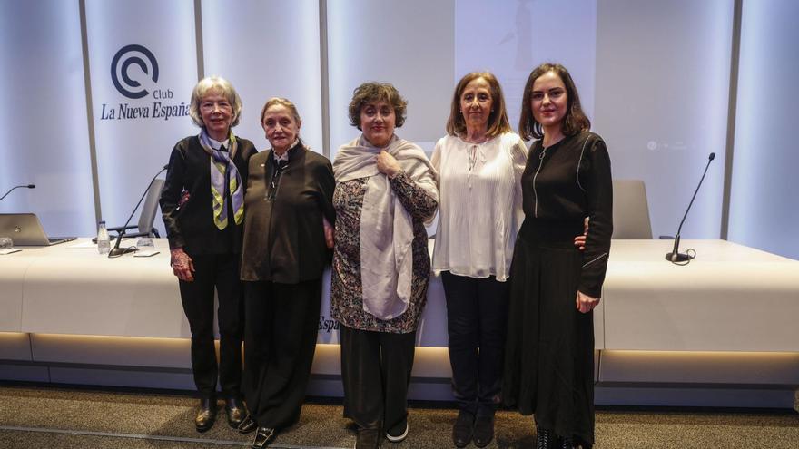 Por la izquierda, Ana Cristina Tolivar, Amelia Valcárcel, Marisa Manchado, Begoña G. Tamargo y Carmen Noheda. | LUISMA MURIAS