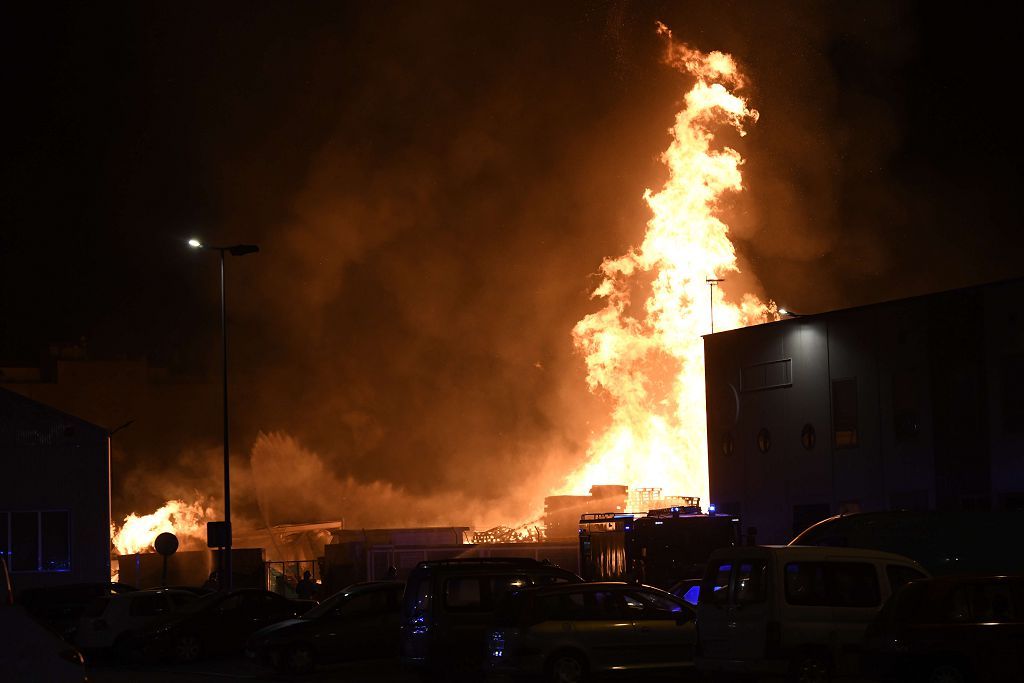Estas son las imágenes que el aparatoso incendio de Puente Tocinos ha dejado este sábado