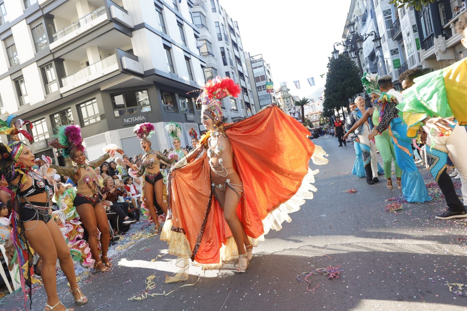 En Imágenes: El Desfile del Día de América llena las calles de Oviedo en una tarde veraniega