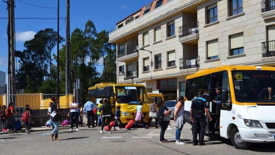 Momento en el que la Policía Local y las madres paran al autobús en el que viajaban los alumnos del colegio de Educación Primaria Altamira de Salceda. // D.B.M.