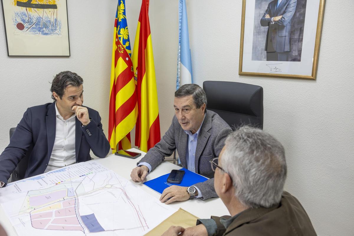 Un momento de la reunión previa a las declaraciones del conseller de Sanidad, Marciano Gómez, con el alcalde Eduardo Dolón