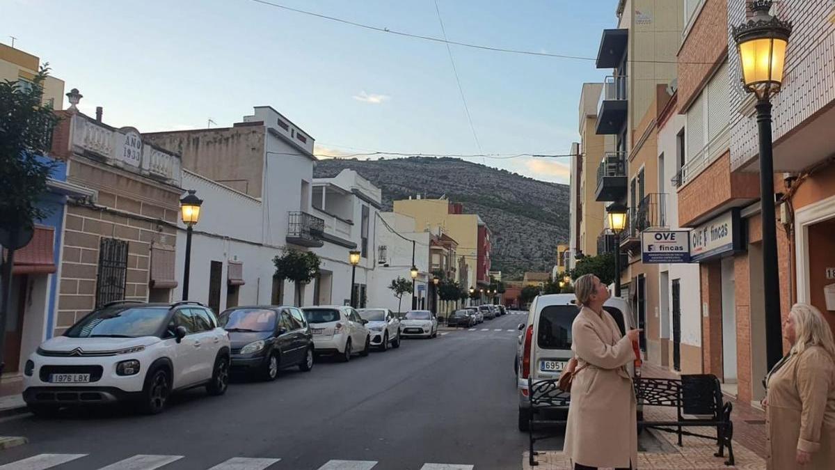 La alcaldesa, Araceli de Moya (derecha), en una visita a las farolas del casco urbano junto a la concejala Isabel Moya.