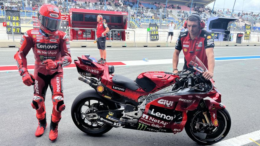 Caída y susto morrocotudo de Marc Márquez en el primer minuto del GP de Assen