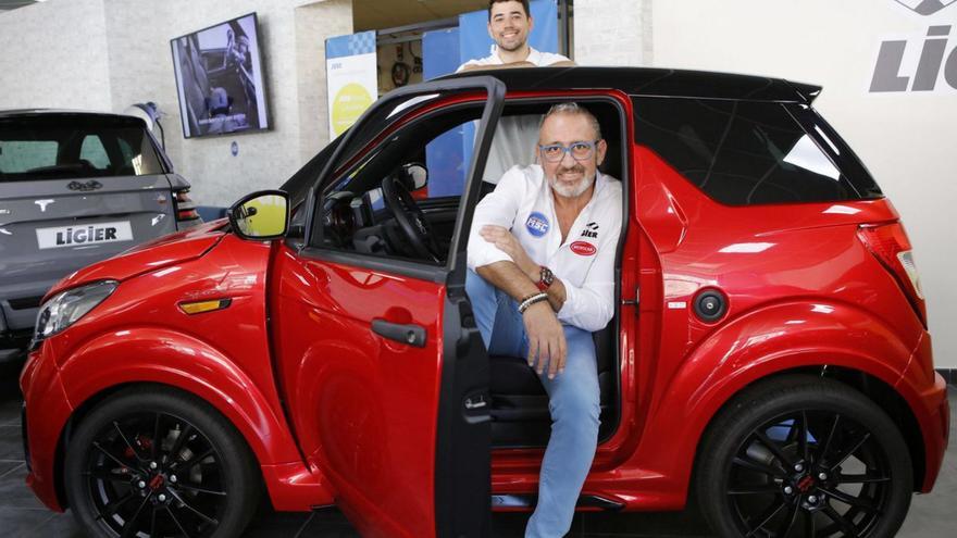 Federico Bascón verkauft die Zweisitzer unter dem griffigen Namen „Autos ohne Führerschein“.    | FOTO: BENDGENS