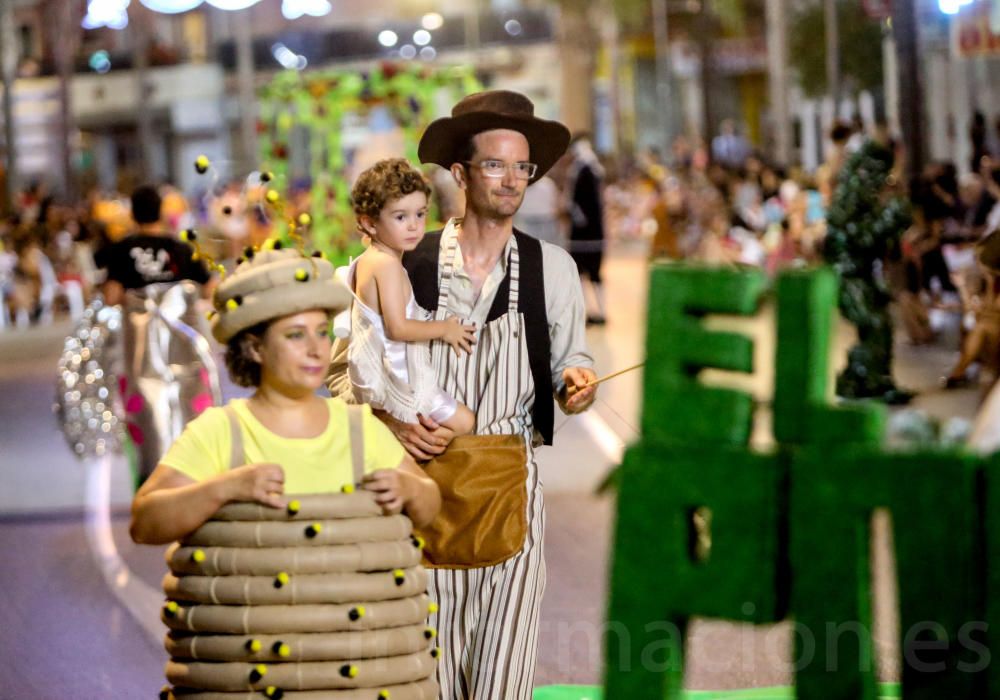 El municipio celebró su llamativa Gran Cabalgata de Disfraces dentro de los actos de las Fiestas de Agosto en honor a la Virgen de la Asunción