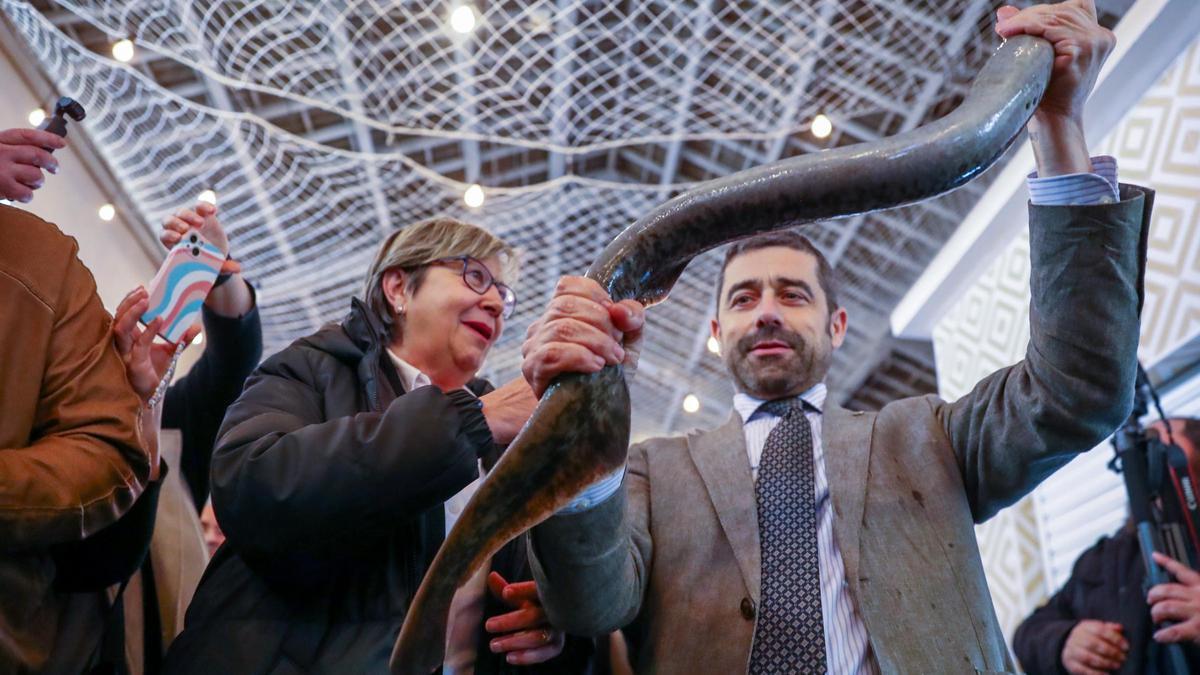 Vidal Seage sostiene una lamprea durante la última edición de la fiesta, celebrada en 2023, cuando él era el alcalde.