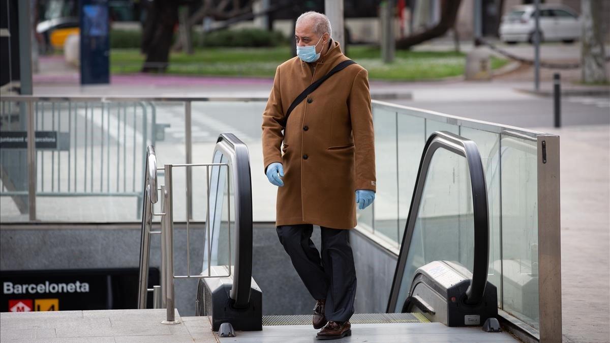 zentauroepp53266269 17 03 2020 un hombre protegido con una mascarilla y guantes 200502160554