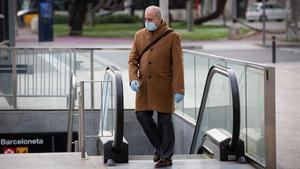 zentauroepp53266269 17 03 2020 un hombre protegido con una mascarilla y guantes 200502160554