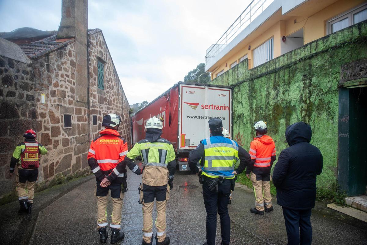 Un tráiler, atascado en As Xubias