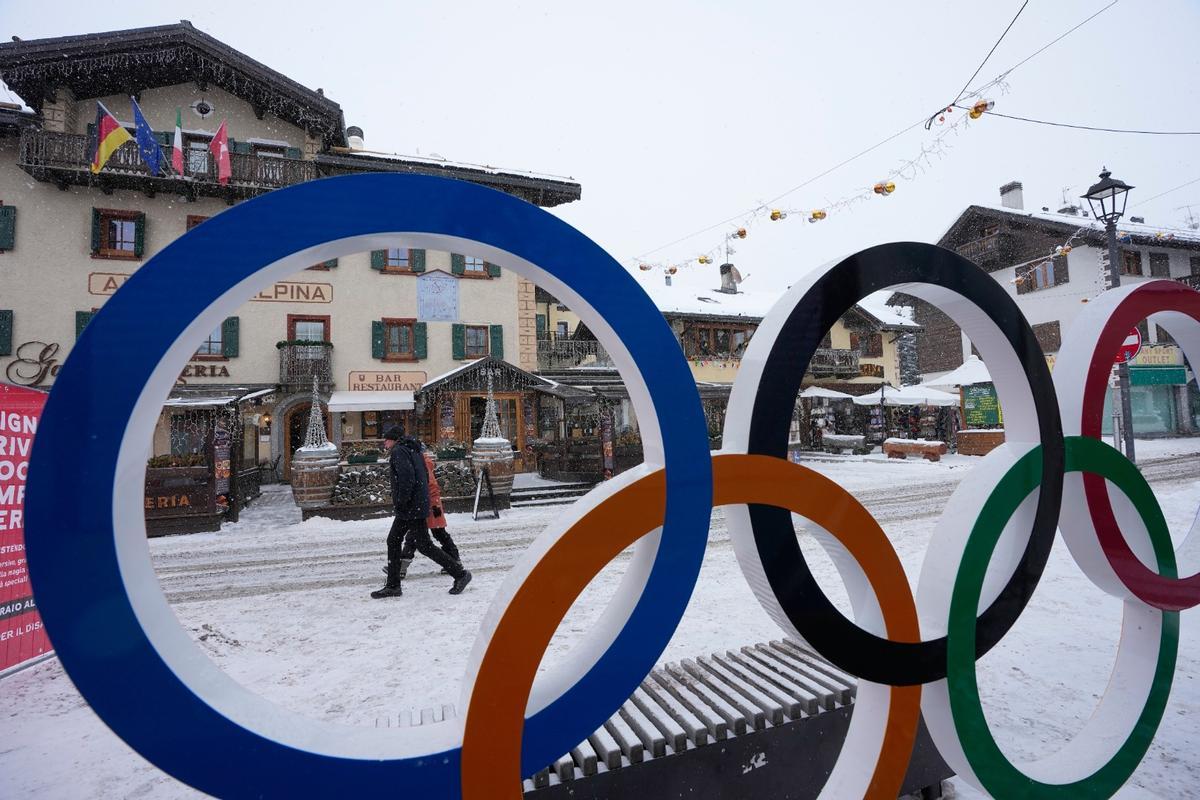 Los aros olímpicos en Livigno (Italia).