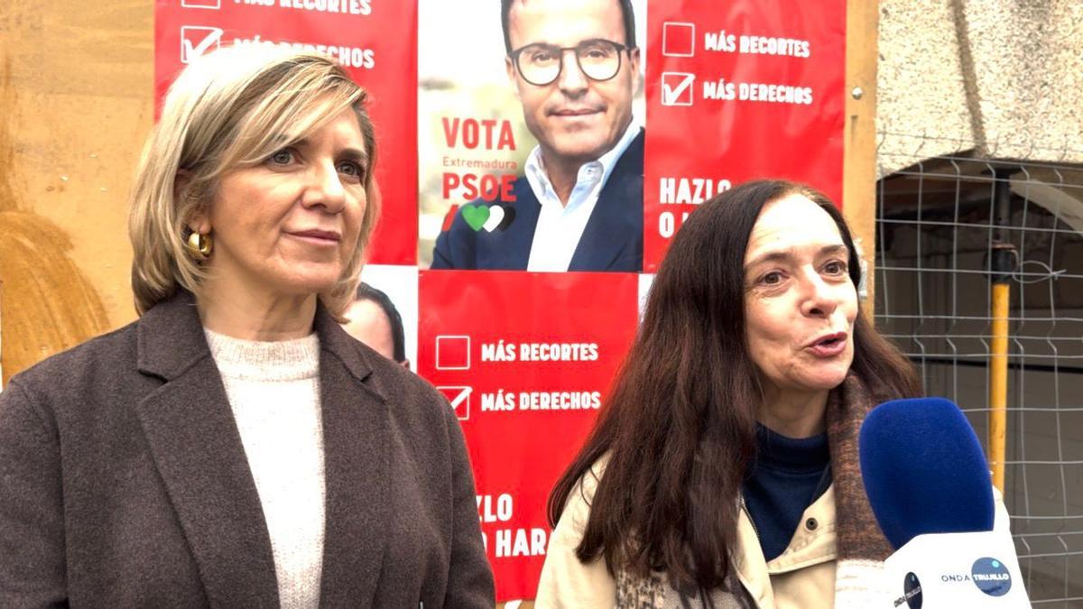 A la derecha, la secretaria general del PSOE de Trujillo, Manuela Ortega.