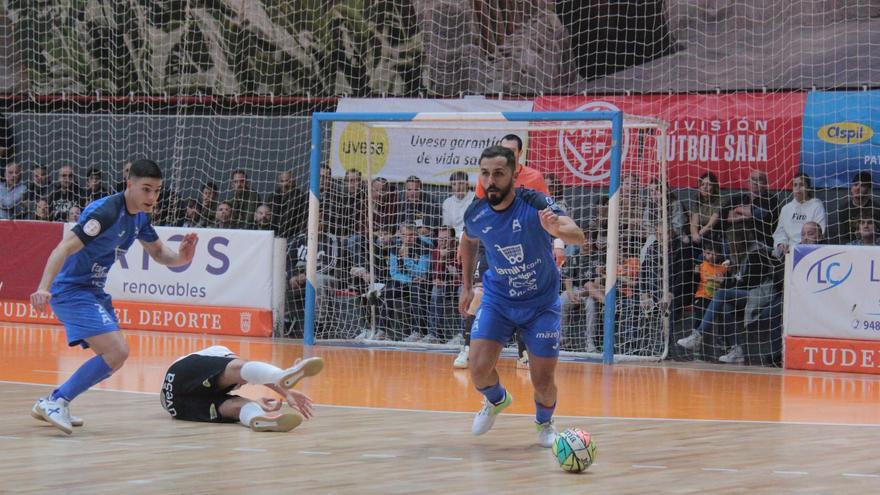 Rafa Usín, con el balón, y Joan, en un lance del partido contra el Ribera Navarra.