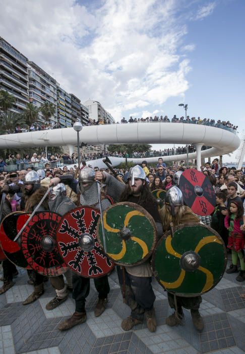 Los vikingos llegaron en barco al Postiguet y recorrieron el centro de la ciudad repartiendo entradas