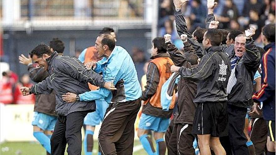 El vestuario del Levante, con García Plaza al frente, celebra al unísono el tanto del empate de Sergio.