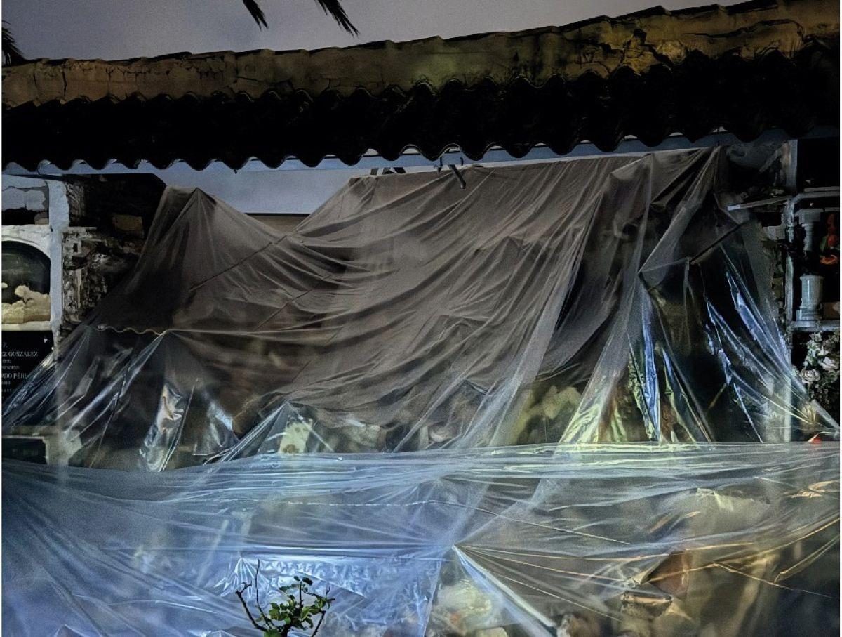 Zona en la que se han caído los nichos del cementerio de Priego, cubierta con plástico.