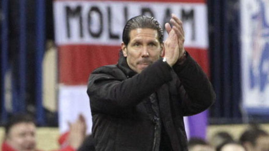 Simeone da instrucciones durante el partido ante el Austria Viena.