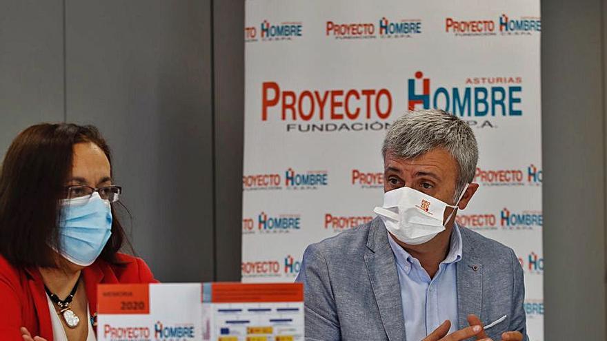 Natalia González y Julio Jonte, ayer, en su sede de Proyecto Hombre. | Á. G.