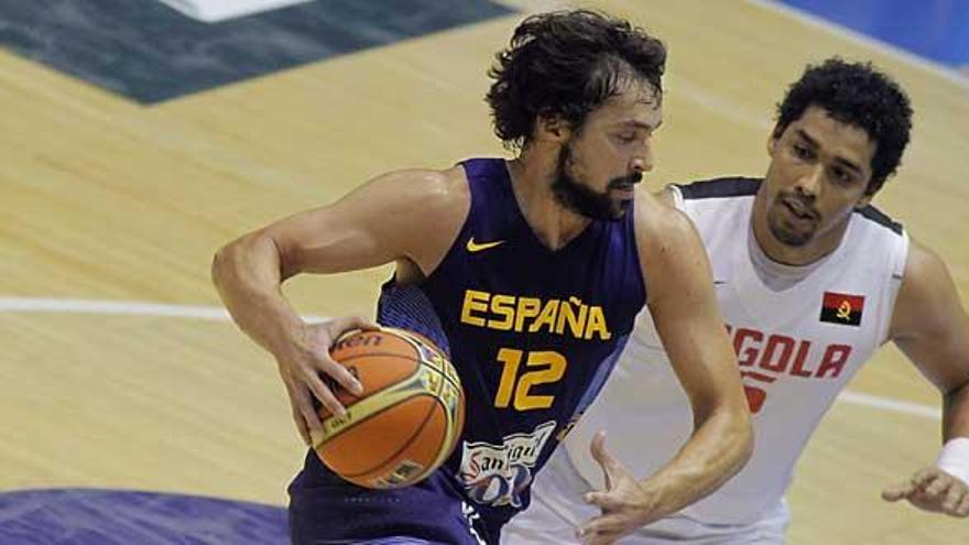 Sergio Llul en el partido frente a Angola.