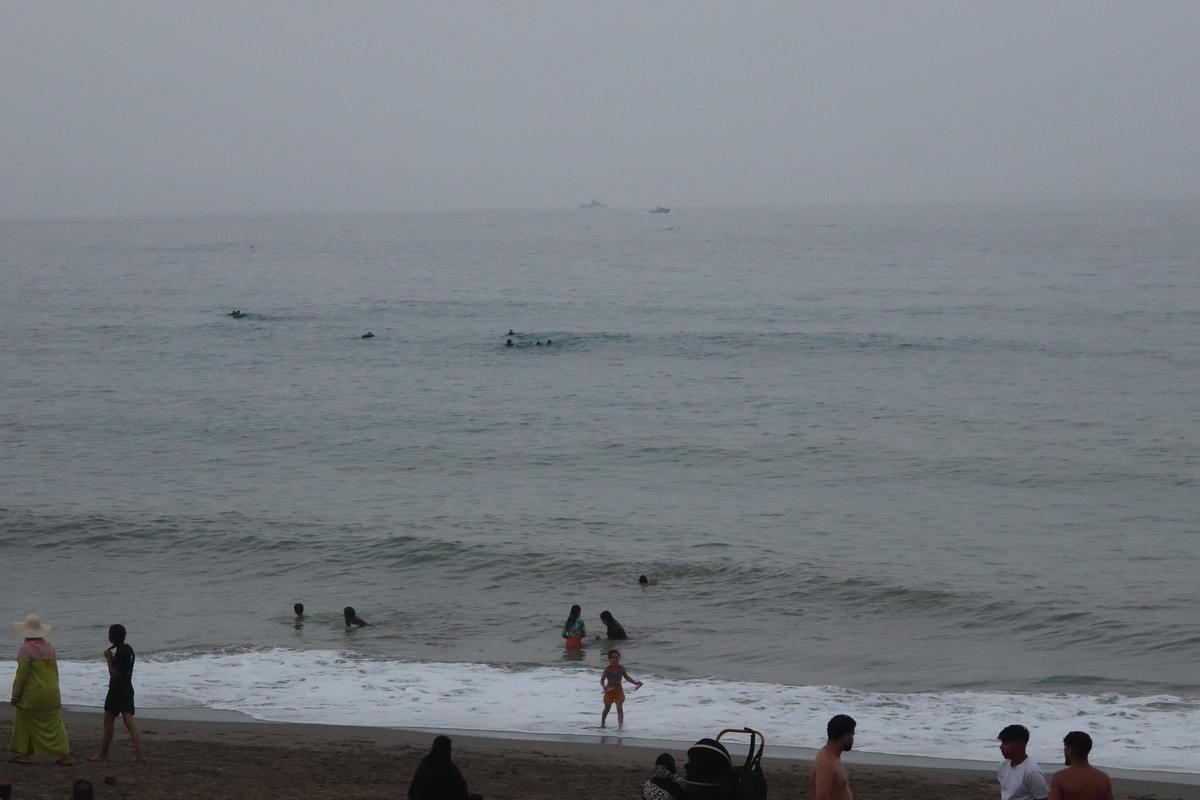 Cientos de personas disfrutaban del atardecer en la playa del centro de la ciudad de Castillejos cuando decenas de jóvenes se lanzaron al agua, dejaron sus zapatillas en la arena y avanzaron en dirección a Ceuta, a unos 3 kilómetros a nado en línea recta, sin que los servicios de seguridad marroquíes lo impidieran.