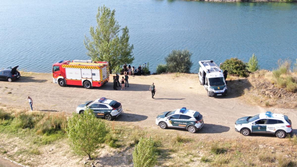 Operativo de búsqueda para localizar al bañista desaparecido en la playa de La Casilla en el embalse de Ricobayo.